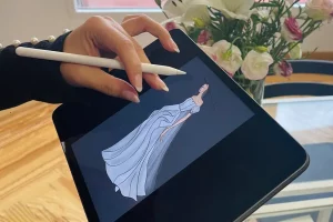 diseñando un boceto de vestido de novia en tablet